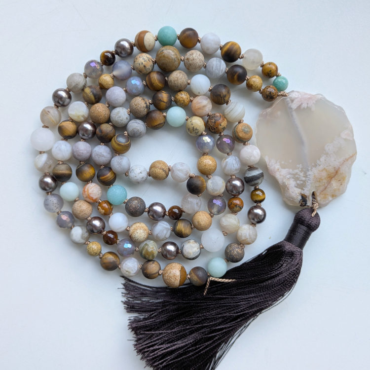 Mandala ILU Sisekaemuse Mala Ahhaadi, Piltjaspise, Tiigrisilma, Amasoniidi ja Jaadiga, mis loob maandust, selgust ja rahulikku keskmes olemist.