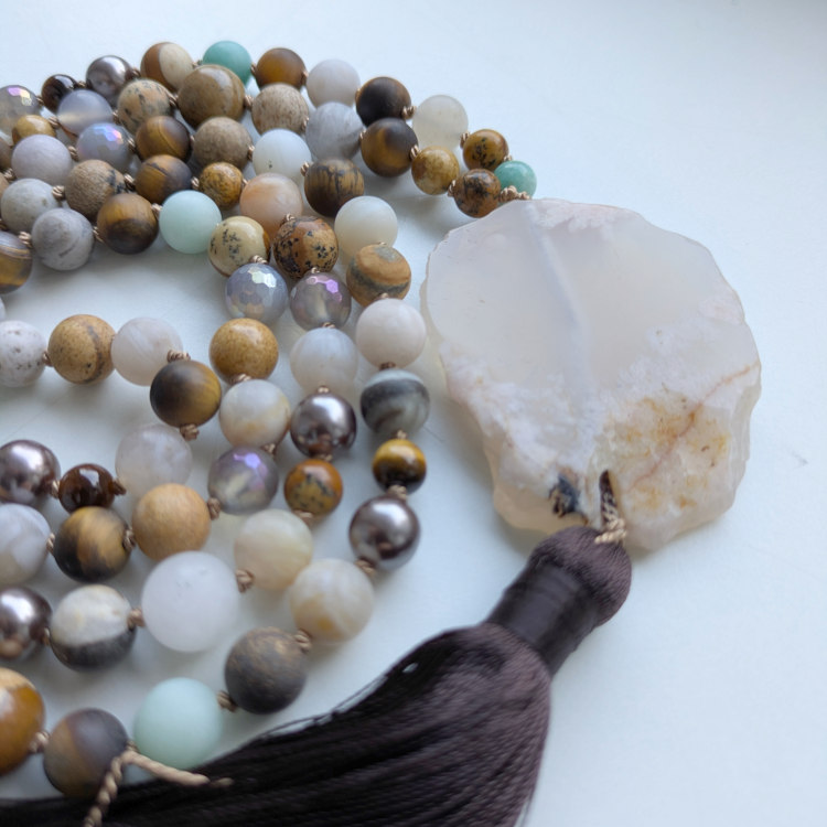 Mandala ILU Sisekaemuse Mala Ahhaadi, Piltjaspise, Tiigrisilma, Amasoniidi ja Jaadiga, mis loob maandust, selgust ja rahulikku keskmes olemist.