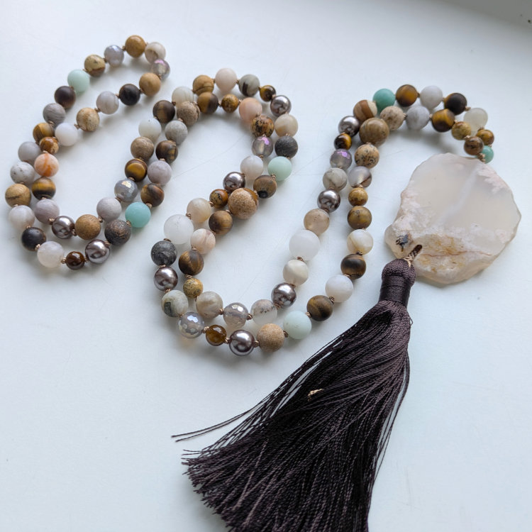 Mandala ILU Sisekaemuse Mala Ahhaadi, Piltjaspise, Tiigrisilma, Amasoniidi ja Jaadiga, mis loob maandust, selgust ja rahulikku keskmes olemist.