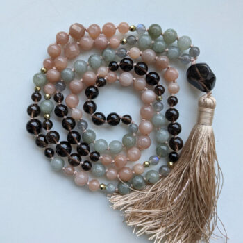 Mandala ILU käsitsi valmistatud Südame Kerguse mala Labradoriidi Päikesekivi ja Suitskvartsiga mis loob sisemist tasakaalu ja pehme valguse.