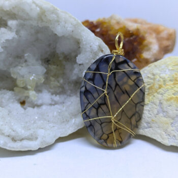 Draakoni Ahhaadi ehk Lohevälja ripats Mandala ILU loominguna. Kullatud traadist kinnitusega