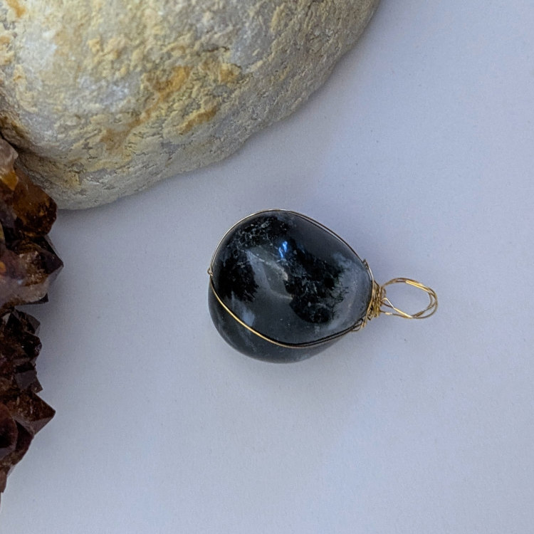 SammalAhhaadi ripats valgel taustal, Mandala ILU käsitööehe