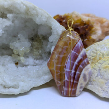 Tuli Ahhaadi Sisemise Tule Ripats Mandala ILU käsitööna punaka mustriga, kullatud traadist kinnitusega kristallist ripats. Valgel taustal