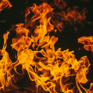 Leegid tantsimas pimeduses sümboliseerimas tulemärgi säravat ja kirglikku energiat Mandala ILU maailmas.