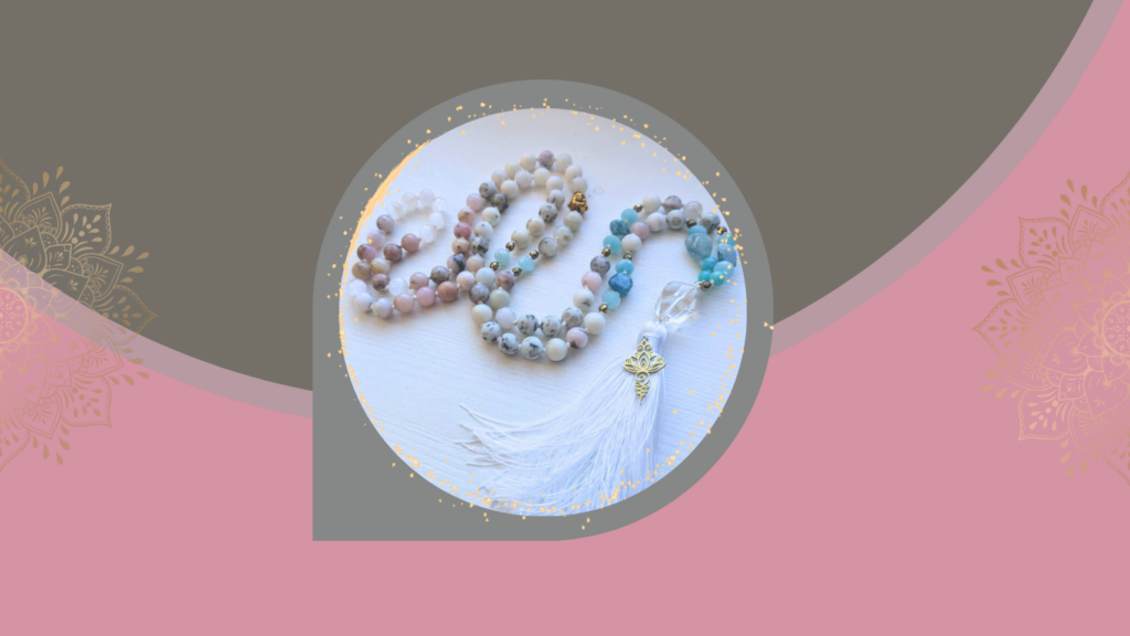 Mandala ILU Mala punumise töötuba 14.04.2026 kaanefoto valgete ja pastelsetes toonides Mala helmestega, milles on kasutatud Mäekristall, Roosa Kvarts, Labradoriit ja Akvamariin, kuldse detaili ja valge tutiga