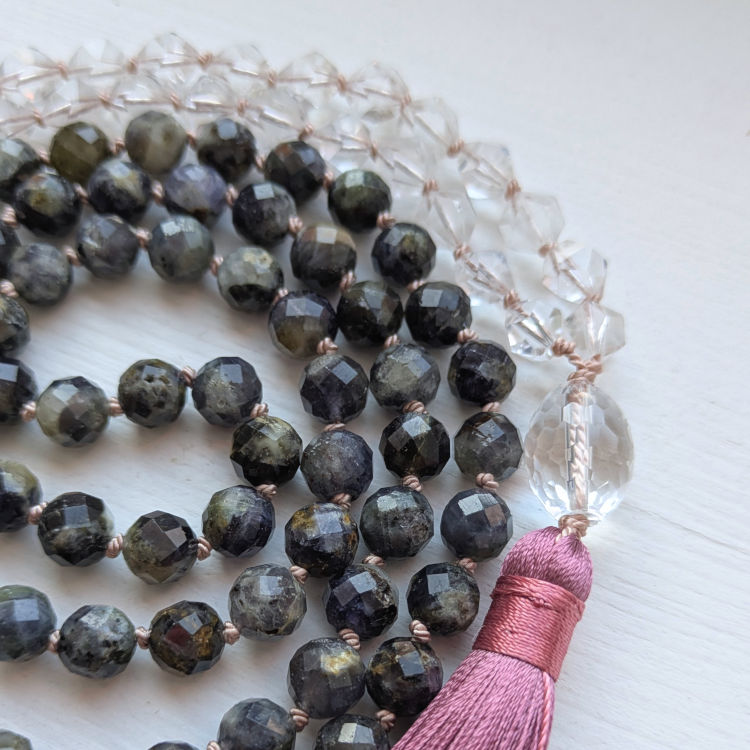 Mandala ILU Mala MÄEKRISTALLI ja IOLIIDI helmestega ning roosa siidise tutiga