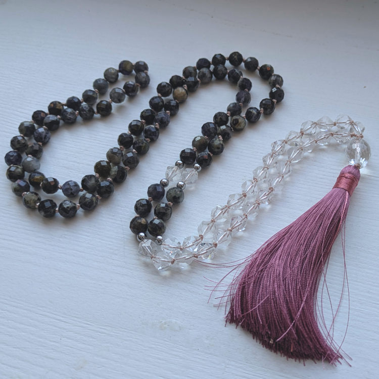 Mandala ILU Mala MÄEKRISTALLI ja IOLIIDIGA valgel pinnal