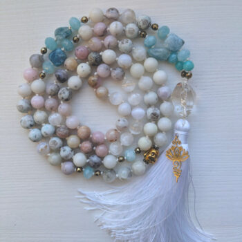 Mandala ILU Lootuse Mala MÄEKRISTALLI, AMASONIIDI, OPAALIDE ja teiste kristallidega heledal taustal