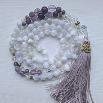 Mandala ILU Vaikuse Väe MALA palvehelmed MÄEKRISTALLI, LEPIDOLIIDI, AMETÜSTI ja OPAALIGA heledal taustal