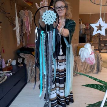 Mandala ILU Unenäopüüdja Kaitstud ja hoitud uned & unistused hoitud käes, nähtav täispikkus koos Oonüks kristallidega