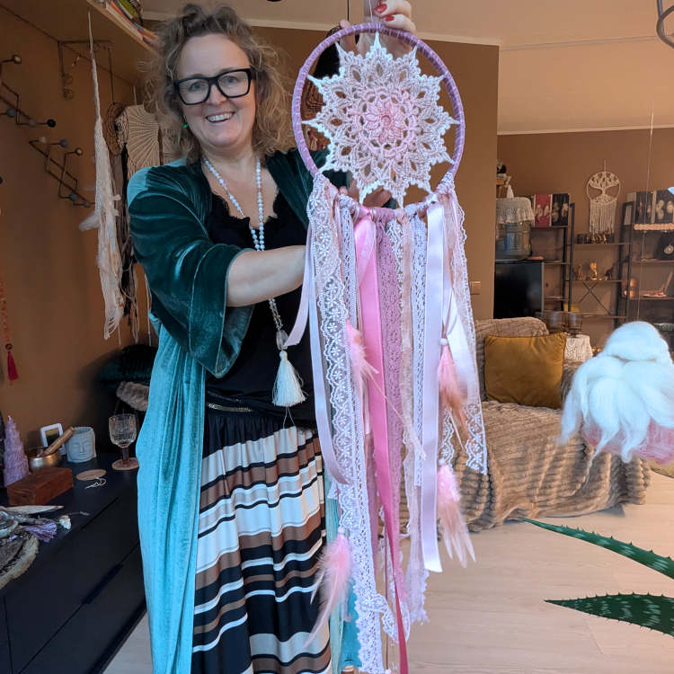 Mandala ILU Unenäopüüdja Roosa õndsus hoitud käes, nähtav tervik koos roosa heegelmustri ja pitsiliste paeltega