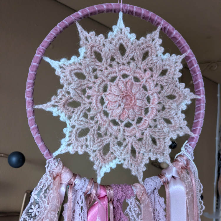 Mandala ILU Unenäopüüdja Roosa õndsus detailvaade heegeldatud roosast mustrist sametisel raamilt