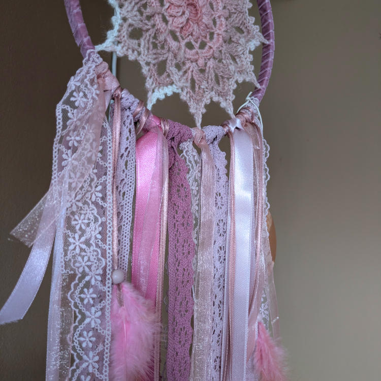 Mandala ILU Unenäopüüdja Roosa õndsus pitsilised paelad ja roosad suled detailvaates