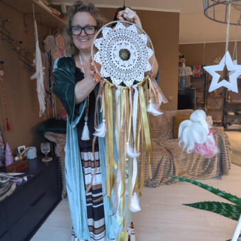 Mandala ILU Unenäopüüdja Külluslikud uned ja unistused hoitud käes, nähtav täispikk kuldsete paeltega