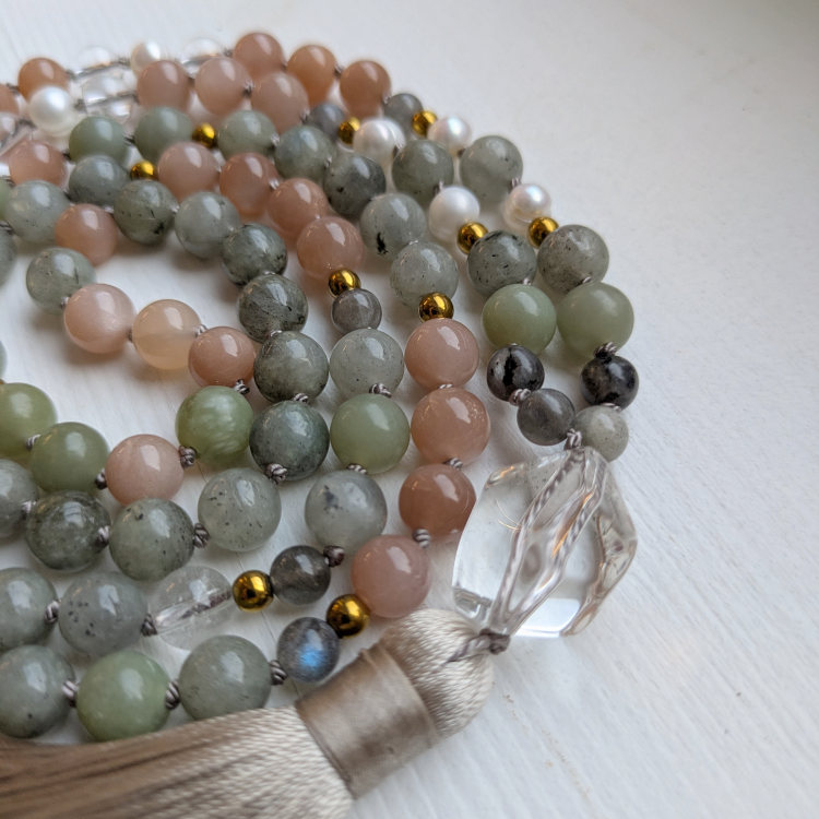 108 helmega Jaadi, Päikesekivi, Mäekristalli, Labradoriidi ja Pärli Japa Mala detailvaade. Südame Tarkuse MALA palvehelmed | Mandala ILU